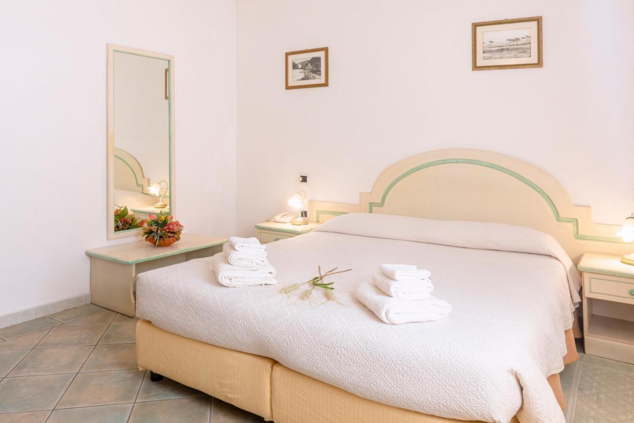 Hotel Cavour Ольбія Екстер'єр фото