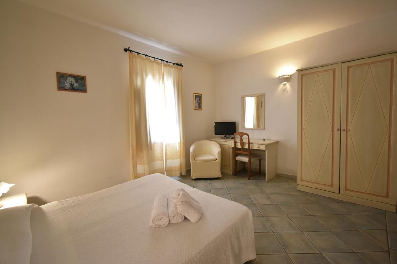 Hotel Cavour Ольбія Екстер'єр фото