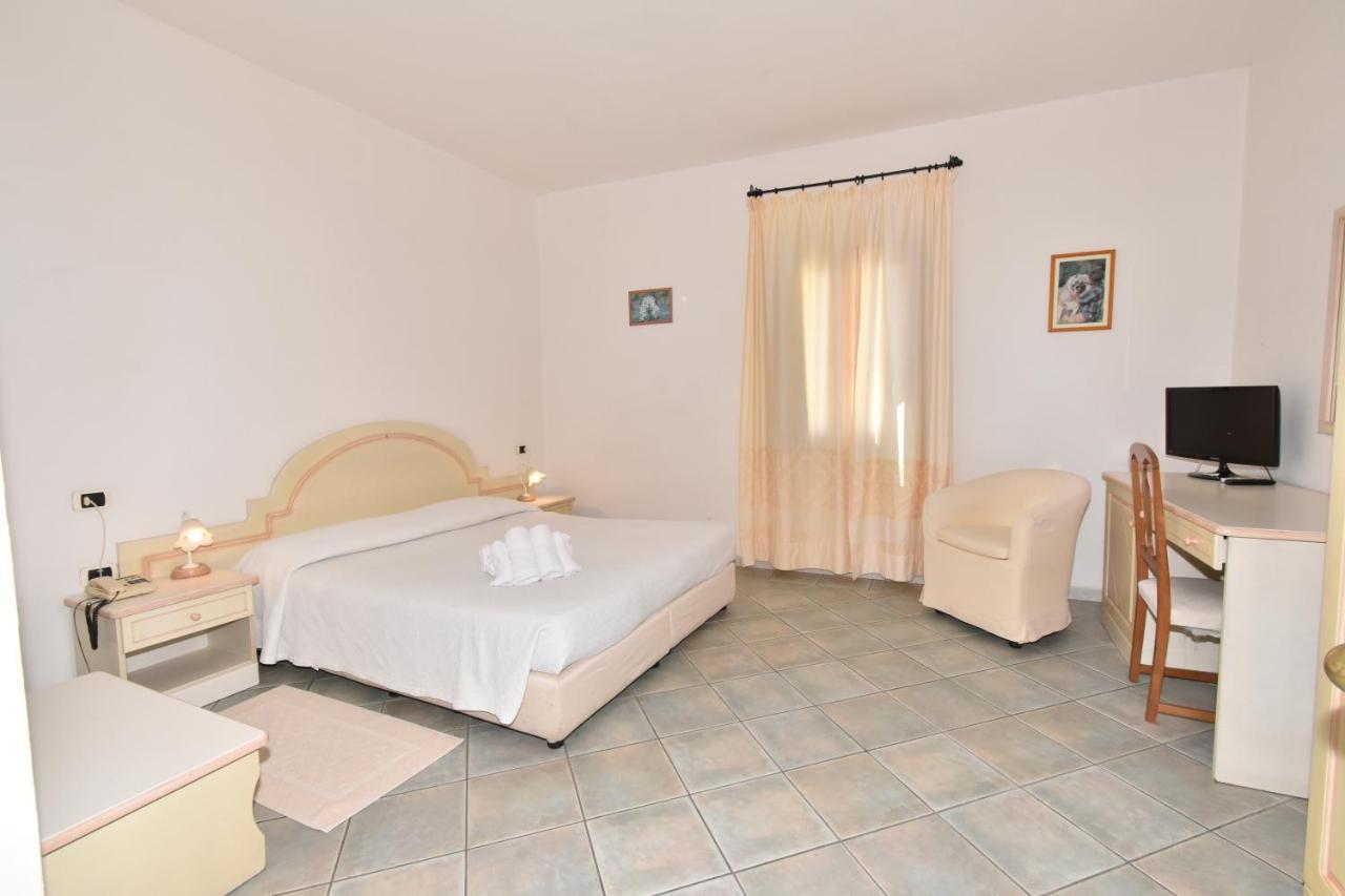 Hotel Cavour Ольбія Екстер'єр фото