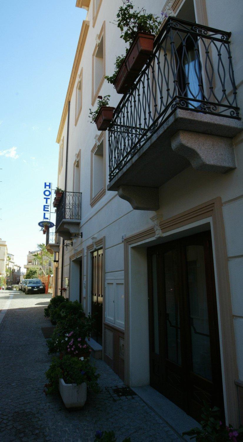 Hotel Cavour Ольбія Екстер'єр фото