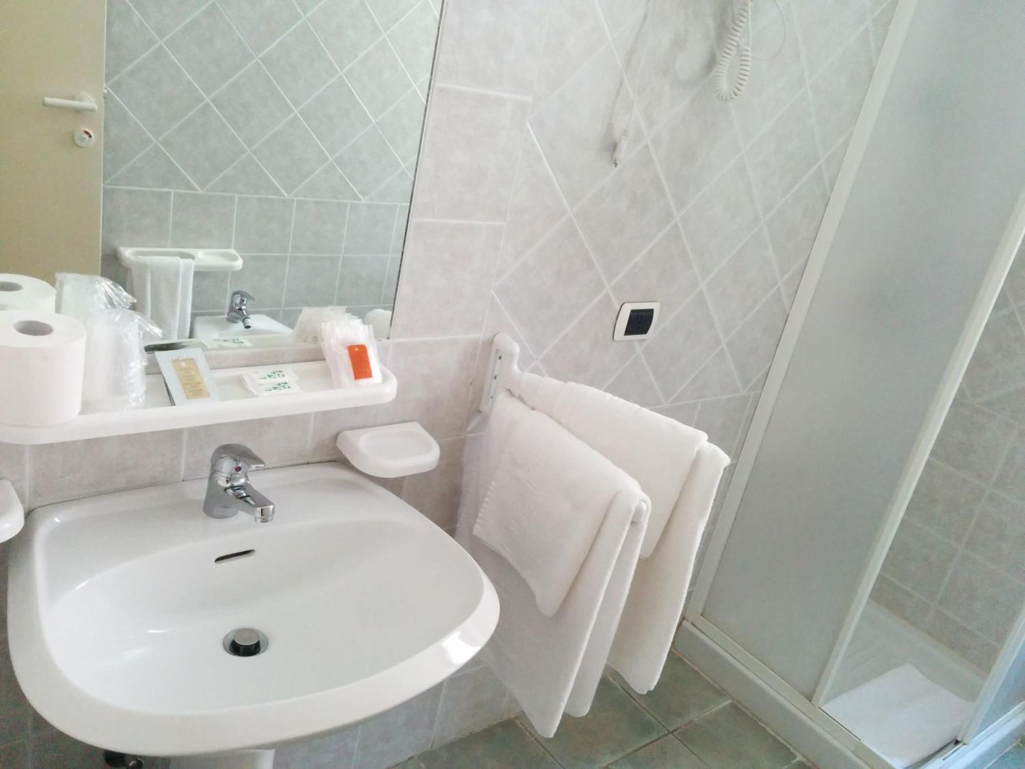 Hotel Cavour Ольбія Екстер'єр фото