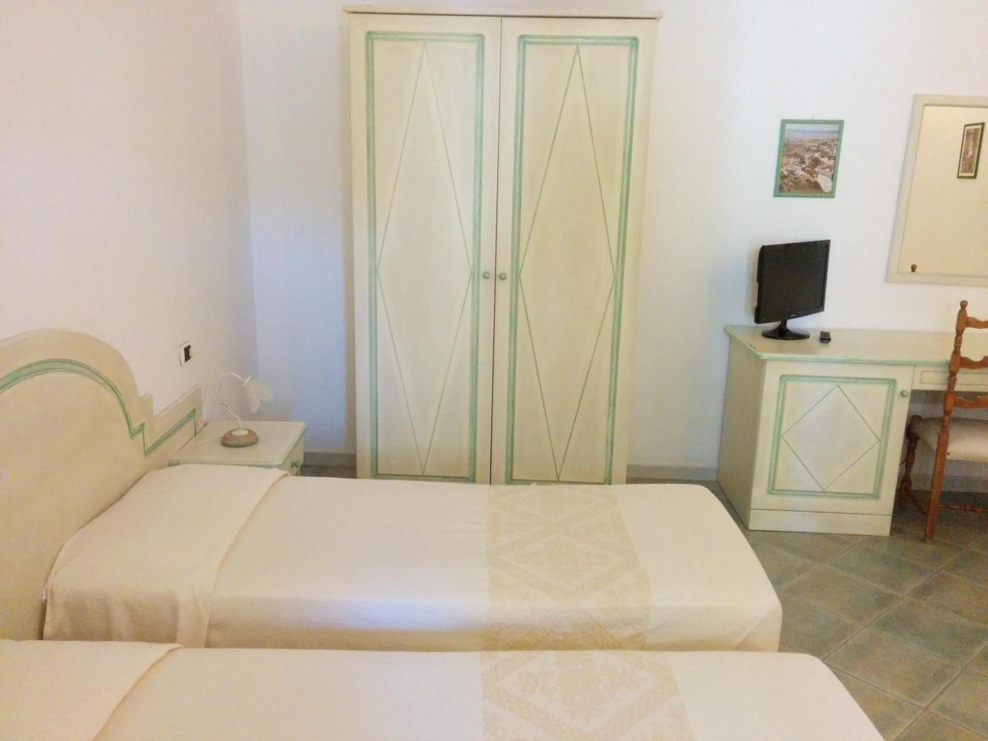 Hotel Cavour Ольбія Екстер'єр фото
